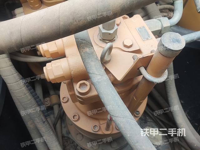 回转马达和主控阀(整机外观) 回转马达和主控阀(整机外观)