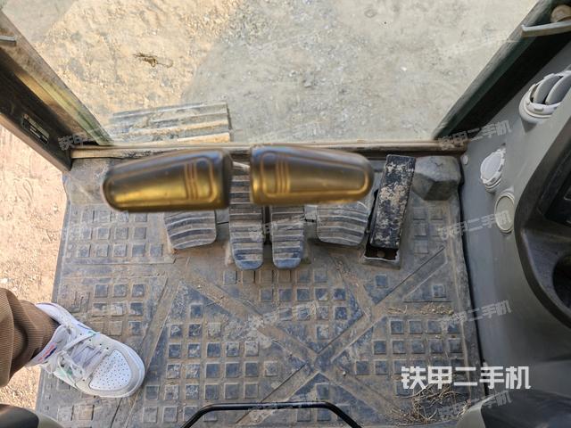 行走控制手柄和踏板?俯拍（駕駛室部分）