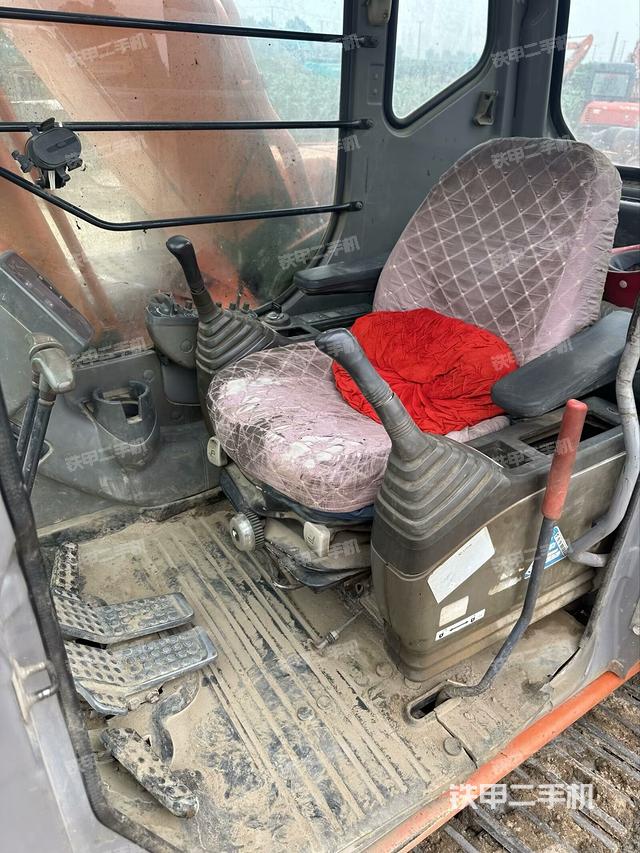 駕駛室整體(整機(jī)外觀) 駕駛室整體(整機(jī)外觀)