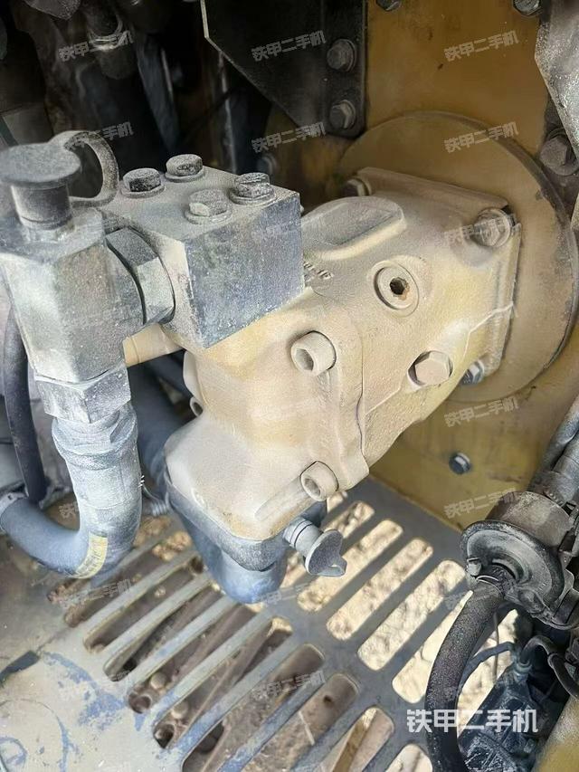 液压泵舱室正面整体（整机外观）