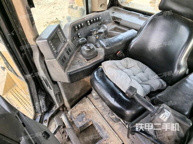 駕駛室內(nèi)部頂部(推土機(jī)駕駛室) 駕駛室內(nèi)部頂部(推土機(jī)駕駛室)