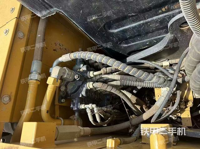 回转马达和主控阀（整机外观）