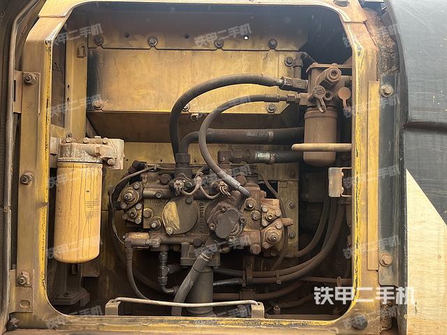 液壓泵艙室正面整體（整機外觀）