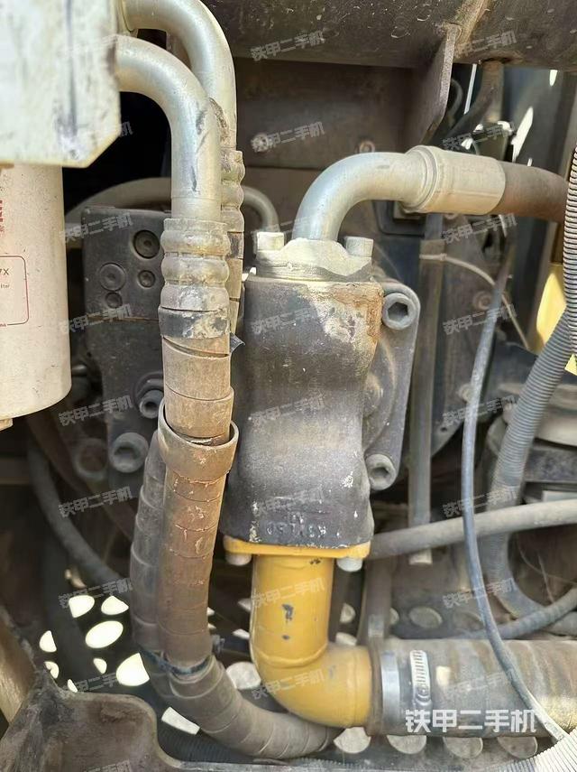 液压泵舱室正面整体（整机外观）