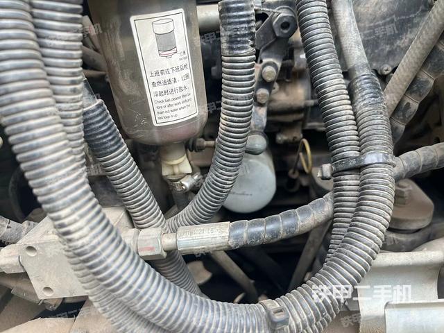 液压泵舱室正面整体（整机外观）