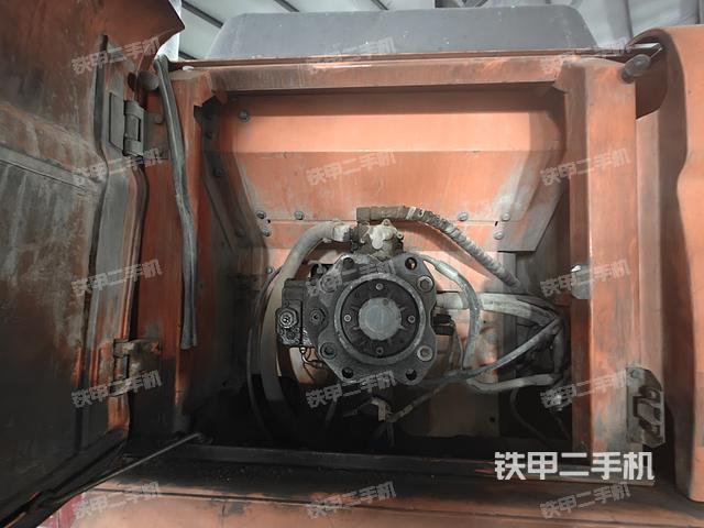 液压泵舱室正面整体（整机外观）