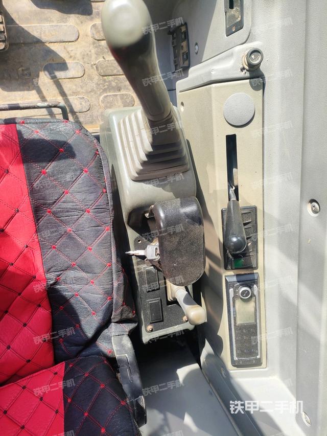 座椅右側(cè)控制臺(tái)/鑰匙門/油門/含右手柄（駕駛室部分）