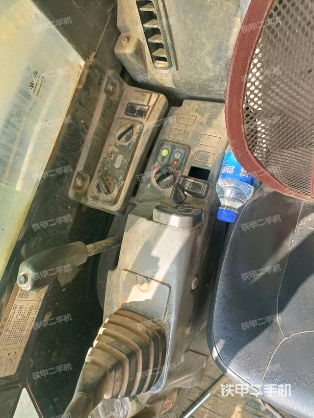 座椅右側(cè)控制臺(tái)/鑰匙門/油門/含右手柄（駕駛室部分）