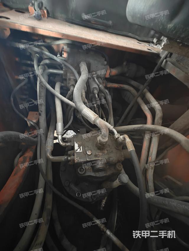 回转马达和主控阀（整机外观）