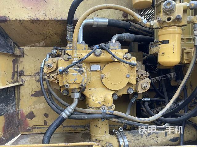 液压泵舱室正面整体（整机外观）