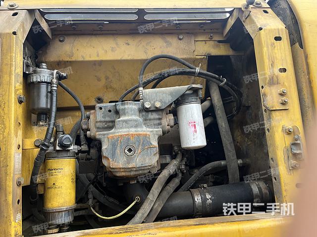 液压泵舱室正面整体（整机外观）