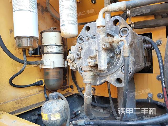 液压泵舱室正面整体（整机外观）