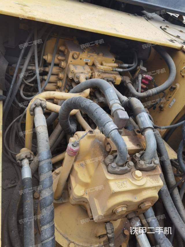 回轉(zhuǎn)馬達(dá)和主控閥（整機(jī)外觀）