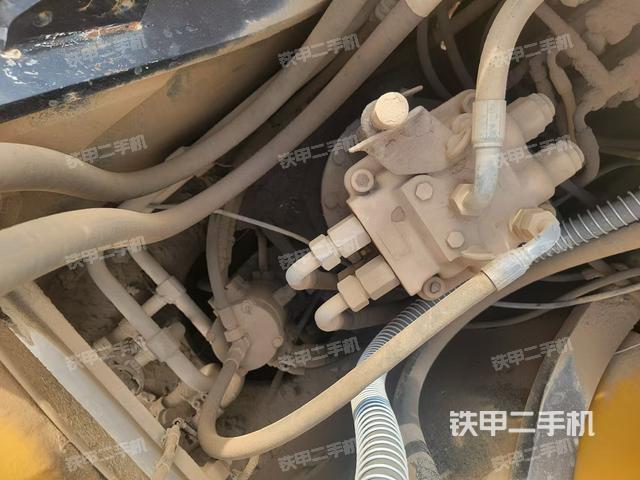 回轉(zhuǎn)馬達(dá)和主控閥（整機(jī)外觀）