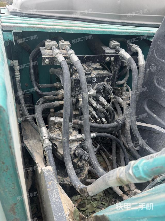 回转马达和主控阀（整机外观）