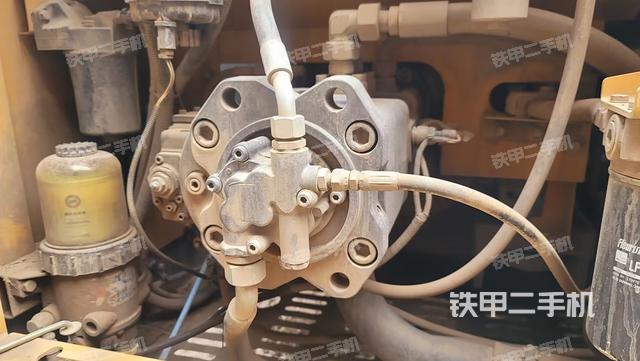 液压泵舱室正面整体（整机外观）