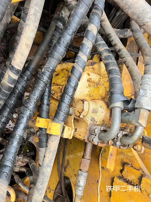 回转马达和主控阀（整机外观）