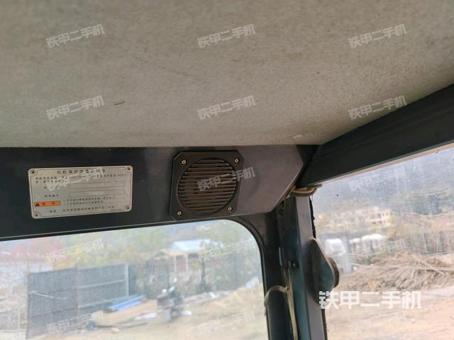 行走控制手柄和踏板?俯拍（駕駛室部分）