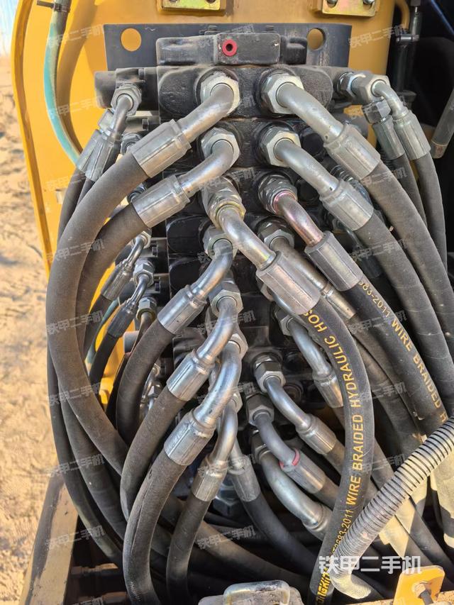 回轉(zhuǎn)馬達和主控閥（整機外觀）