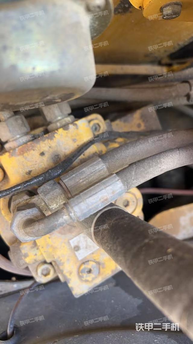 回轉(zhuǎn)馬達(dá)和主控閥（整機(jī)外觀）