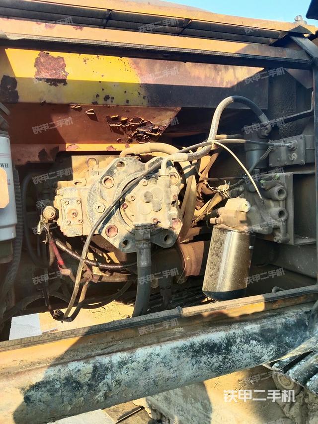 液压泵舱室正面整体（整机外观）