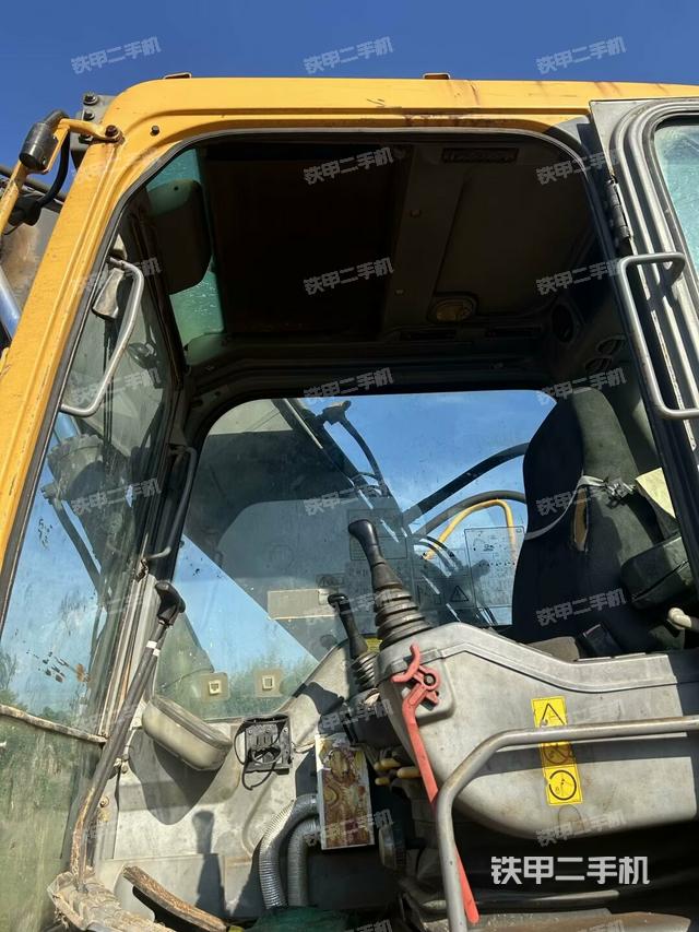 行走控制手柄和踏板?俯拍(駕駛室部分) 行走控制手柄和踏板?俯拍(駕駛室部分)