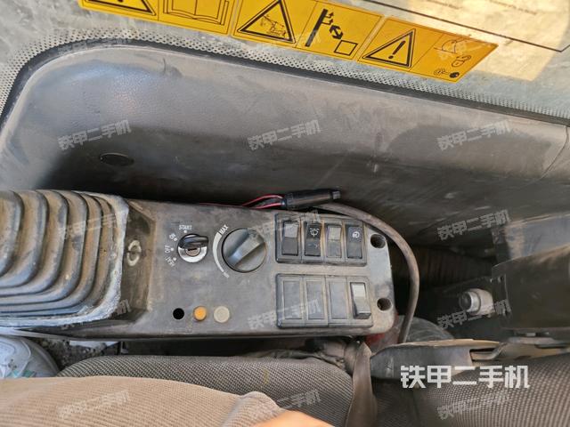 座椅右側(cè)控制臺/鑰匙門/油門/含右手柄(駕駛室部分) 座椅右側(cè)控制臺/鑰匙門/油門/含右手柄(駕駛室部分)