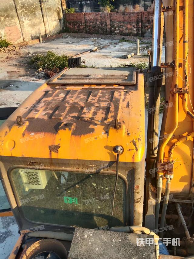 驾驶室顶部（整机外观）