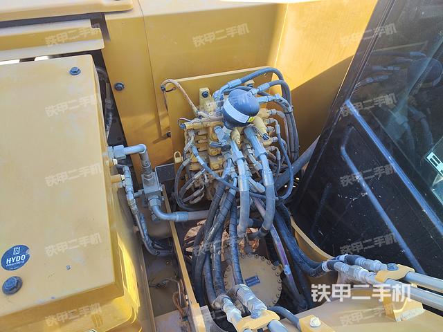 回轉(zhuǎn)馬達(dá)和主控閥（整機(jī)外觀）