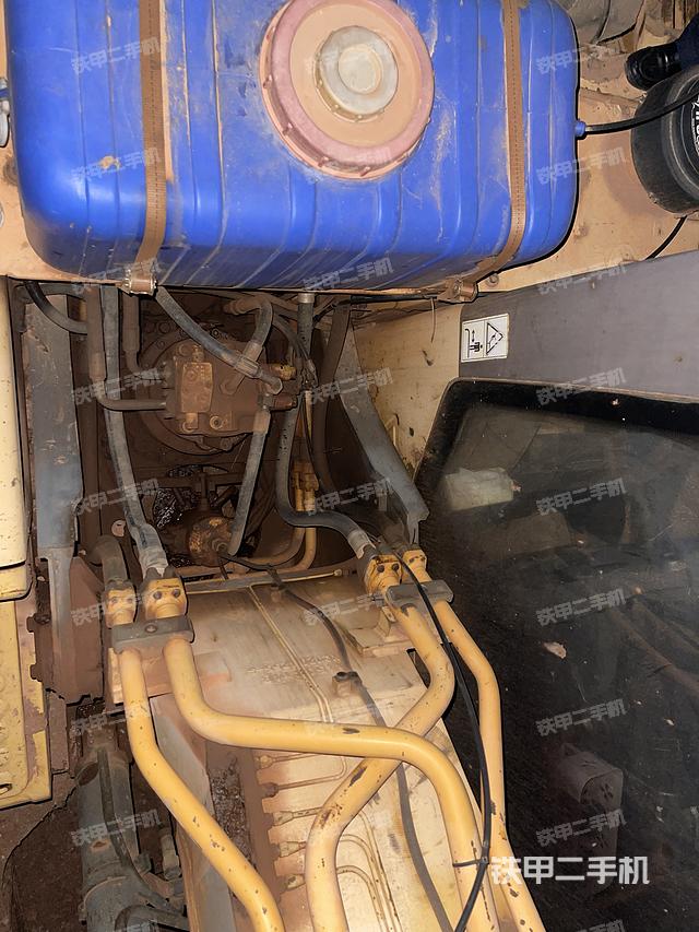 液压泵舱室正面整体（整机外观）