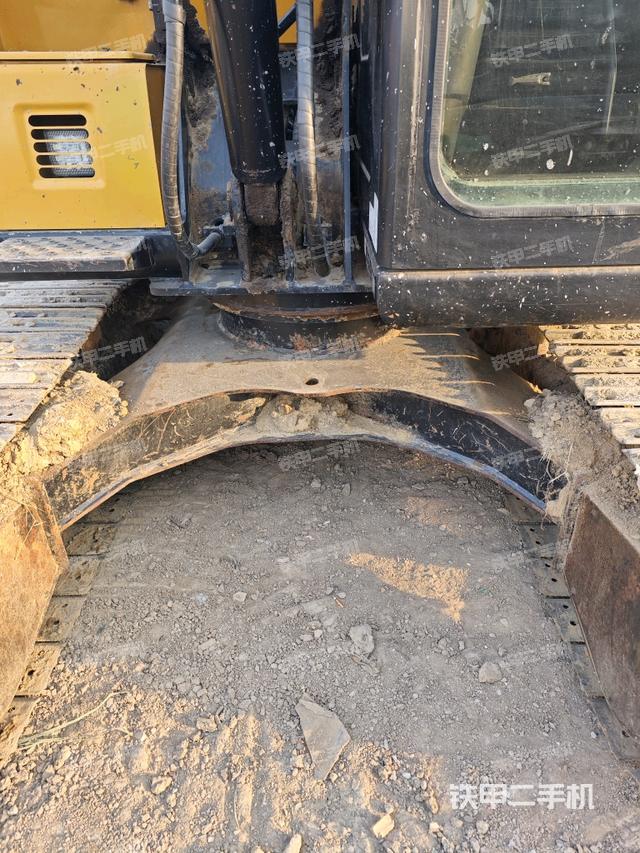 轉(zhuǎn)盤和下車架正前（工作和回轉(zhuǎn)裝置）