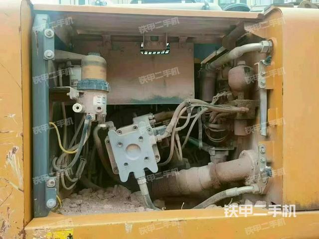 液壓泵艙室正面整體（整機外觀）