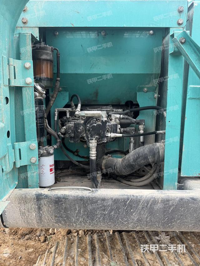 液压泵舱室正面整体（整机外观）