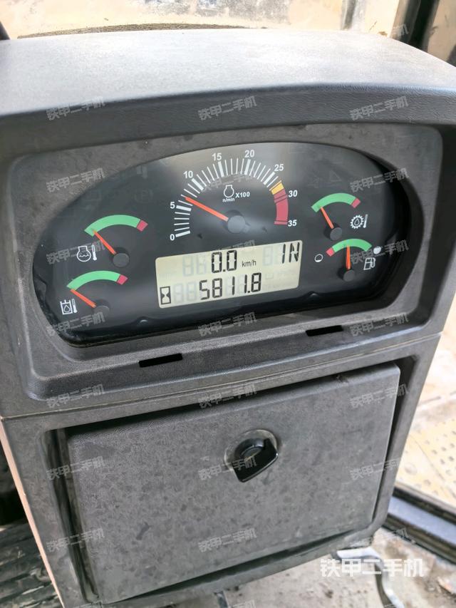 駕駛室內(nèi)部全景(推土機(jī)駕駛室) 駕駛室內(nèi)部全景(推土機(jī)駕駛室)