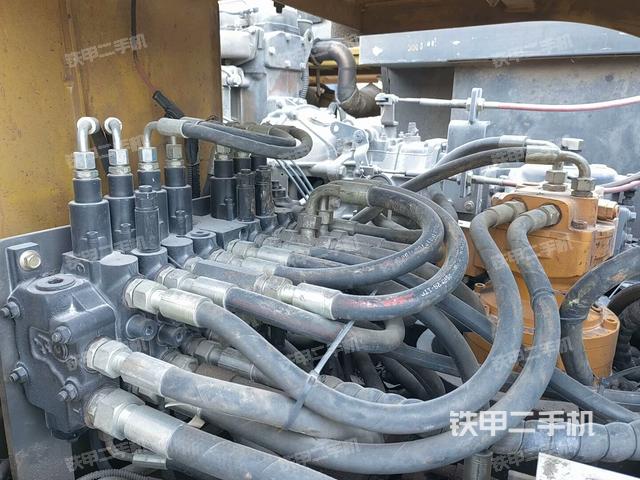 液壓泵艙室正面整體(整機外觀) 液壓泵艙室正面整體(整機外觀)