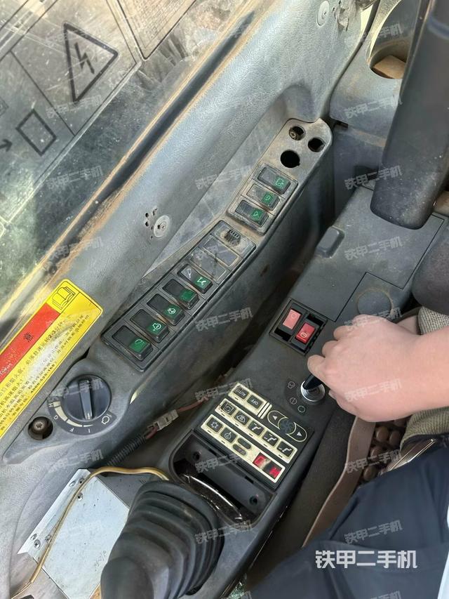 座椅右側(cè)控制臺(tái)/鑰匙門(mén)/油門(mén)/含右手柄(駕駛室部分) 座椅右側(cè)控制臺(tái)/鑰匙門(mén)/油門(mén)/含右手柄(駕駛室部分)