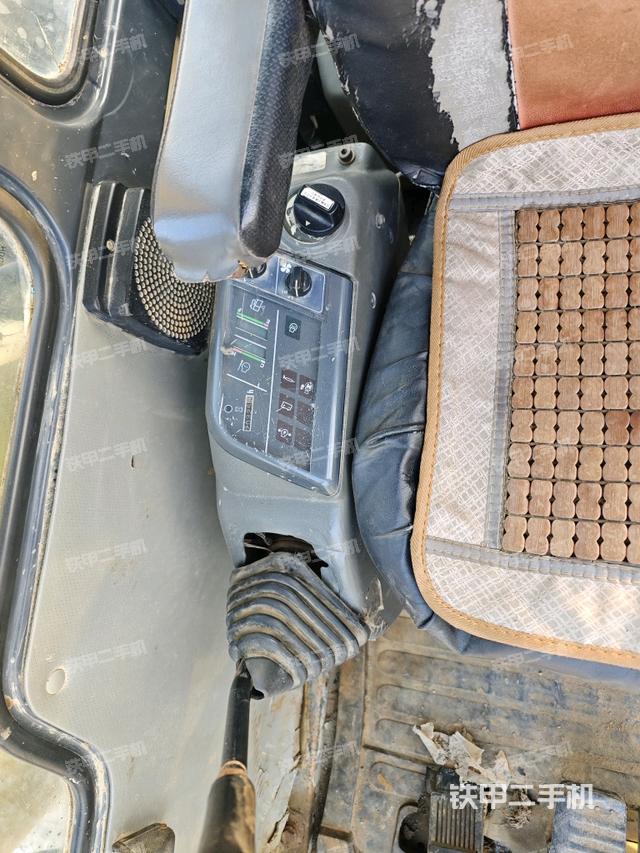 座椅右側(cè)控制臺/鑰匙門/油門/含右手柄（駕駛室部分）