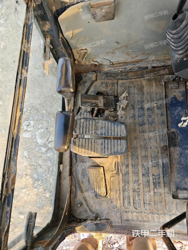 行走控制手柄和踏板?俯拍（駕駛室部分）