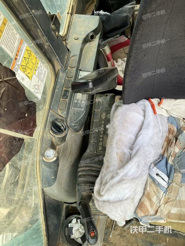 座椅右側(cè)控制臺(tái)/鑰匙門/油門/含右手柄（駕駛室部分）