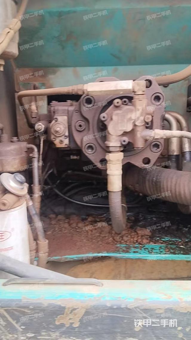 液压泵舱室正面整体（整机外观）