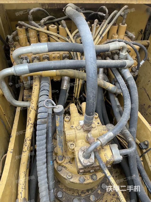 回转马达和主控阀（整机外观）