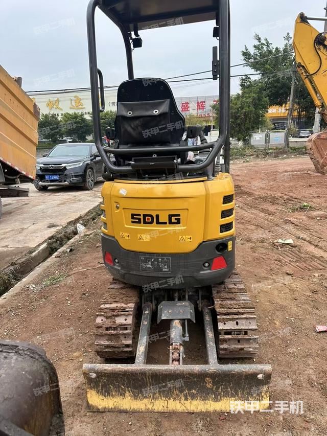 回轉(zhuǎn)馬達(dá)和主控閥（整機(jī)外觀）