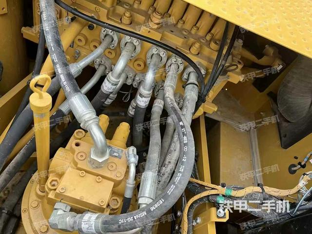 回轉(zhuǎn)馬達(dá)和主控閥（整機(jī)外觀）