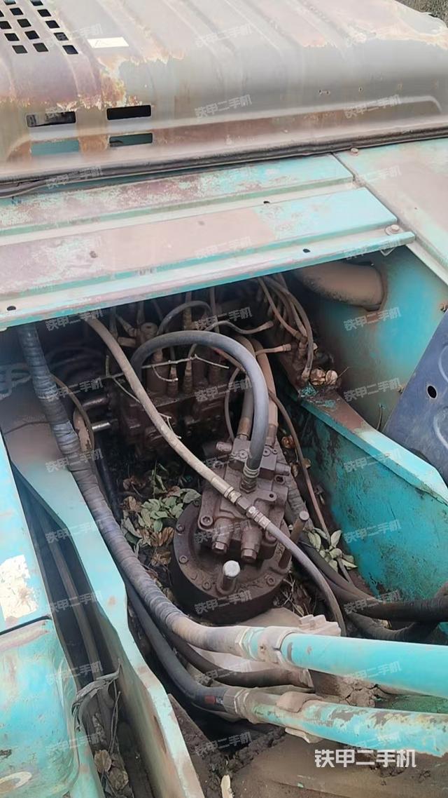 回转马达和主控阀（整机外观）