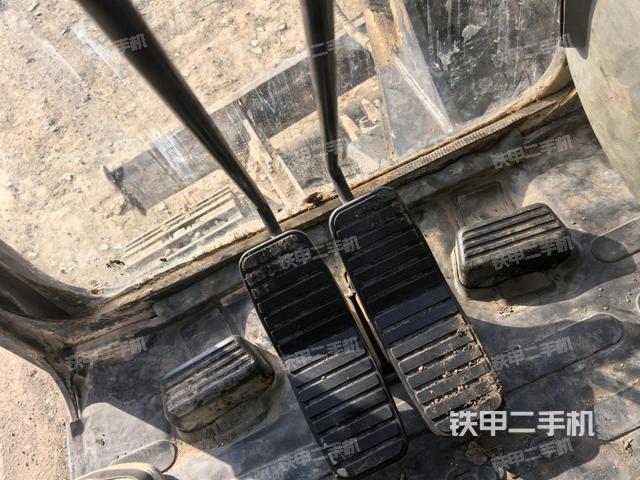 行走控制手柄和踏板?俯拍(駕駛室部分) 行走控制手柄和踏板?俯拍(駕駛室部分)