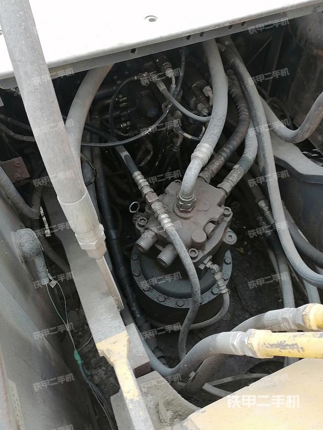 回轉(zhuǎn)馬達和主控閥(整機外觀) 回轉(zhuǎn)馬達和主控閥(整機外觀)