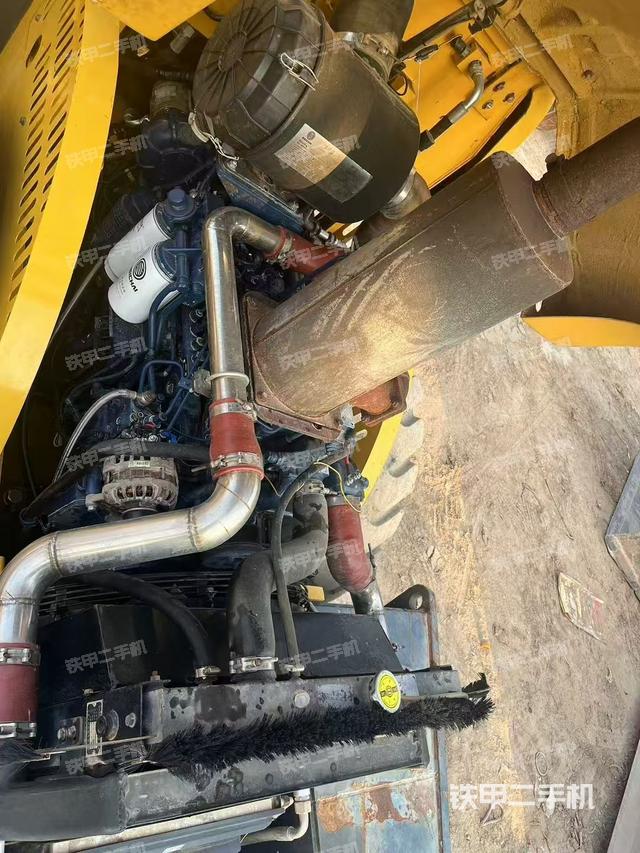 整機(jī)右側(cè)(設(shè)備外觀及核心部件) 整機(jī)右側(cè)(設(shè)備外觀及核心部件)