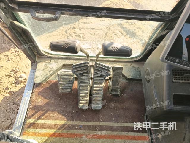 行走控制手柄和踏板?俯拍（駕駛室部分）