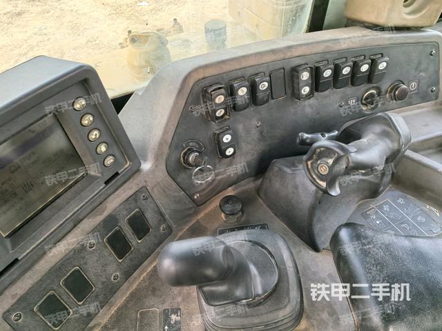 操作手柄左(推土機(jī)駕駛室) 操作手柄左(推土機(jī)駕駛室)