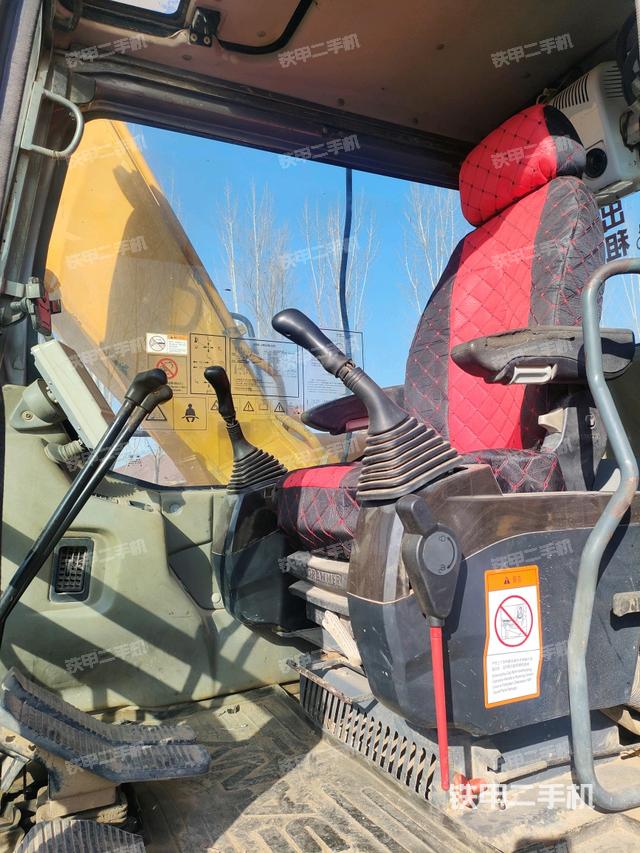 駕駛室頂部(整機(jī)外觀) 駕駛室頂部(整機(jī)外觀)